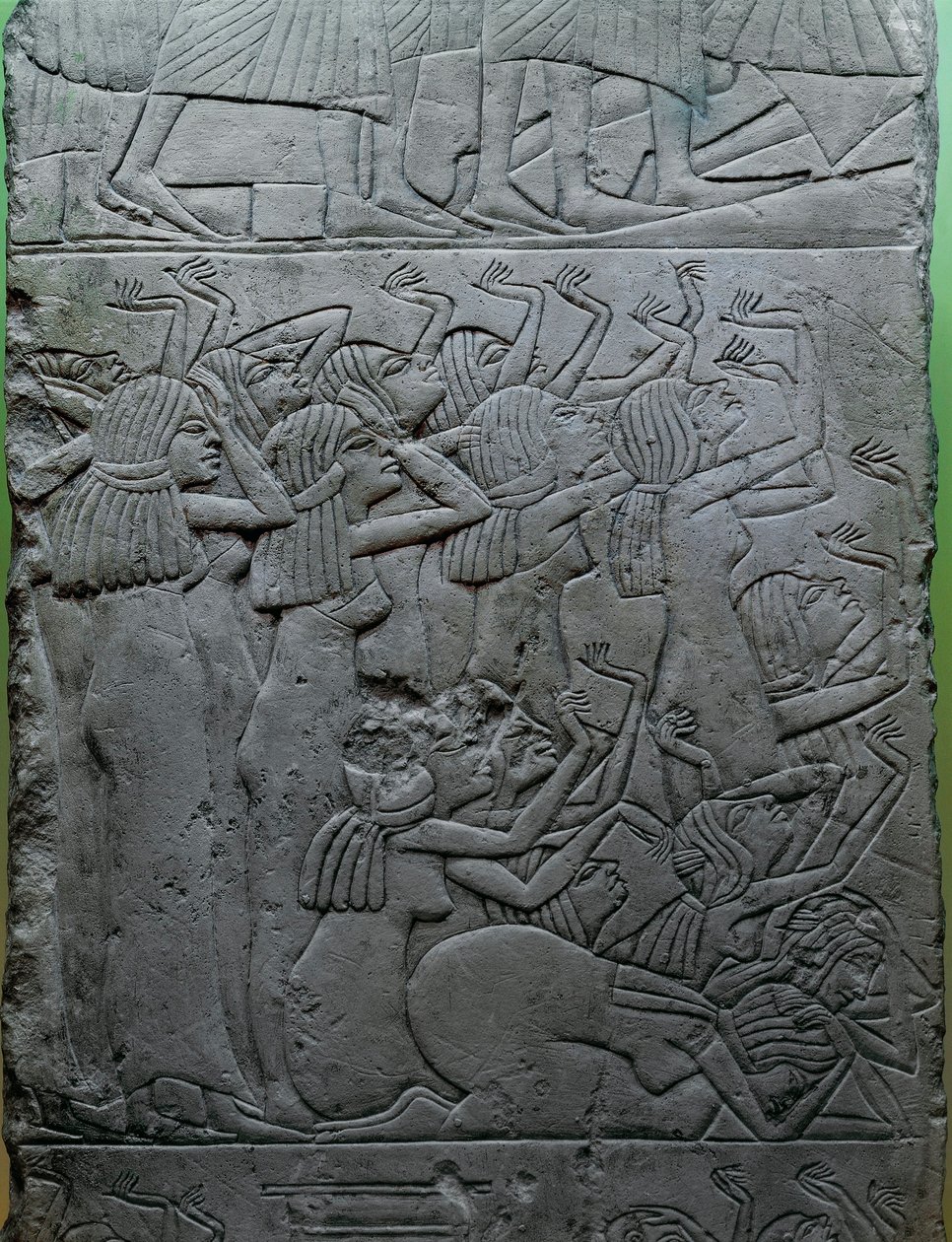 Maalattu kalkkikivireliefi, joka kuvaa hautajaisvalittelua faaraon yli, kuningas Horemhebin haudasta. tekijältä Egyptian 18th Dynasty