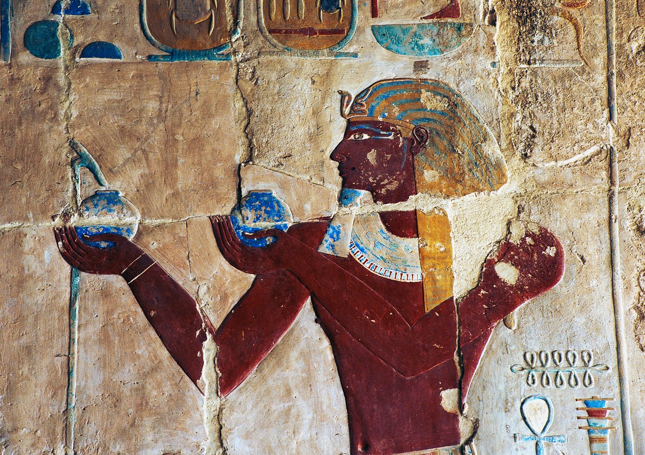 Maalattu reliefi, jossa Thutmosse tarjoaa viiniä Sokarikselle, Hatšepsutin hautajaistemppeli, Deir el-Bahari, Luxor, Theeba (Unescon maailmanperintöluettelo). tekijältä Egyptian 18th Dynasty
