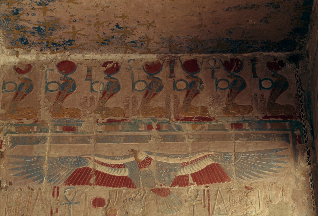 Maalattu seinä, jossa on aurinkokiekko, uraeus ja Ylä-Egyptin korppikotka, Hatsepsutin hautajaistemppeli, Deir el-Bahari, Thebanin nekropoli (Unescon maailmanperintöluettelo). tekijältä Egyptian 18th Dynasty