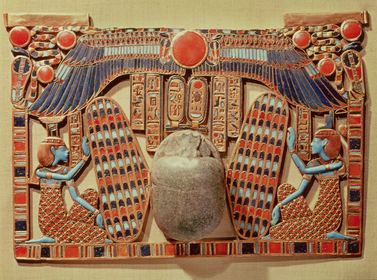 Rintakehä on koristeltu Isiksen ja Nephthyksen suojelemalla siivekkäällä skarabeuksella, Tutankhamonin haudasta (n. 1370-52 eKr.) New Kingdom (kultainen cloisonne ja lasitahna) tekijältä Egyptian 18th Dynasty