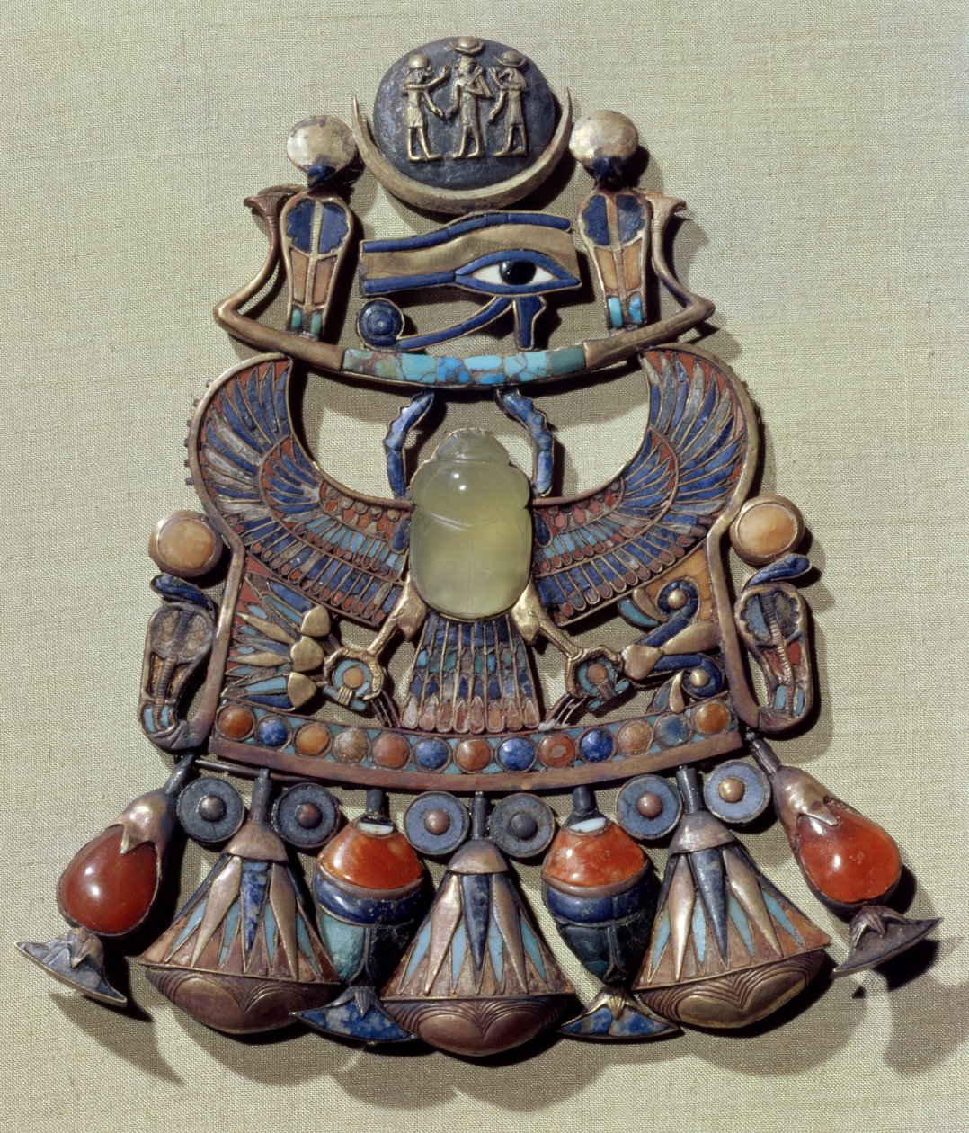 Rintaliha lintu-skarabeilla, Tutankhamonin haudasta (n. 1370-52 eKr.) New Kingdom (kultainen kloisonni, koristeltu puolijalokivellä ja lasitahnalla) tekijältä Egyptian 18th Dynasty