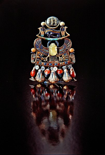 Rintaliha lintu-skarabeeella, Tutankhamonin haudasta, Uudesta kuningaskunnasta (kultainen kloisonni, koristeltu puolijalokivellä ja lasitahnalla) tekijältä Egyptian 18th Dynasty
