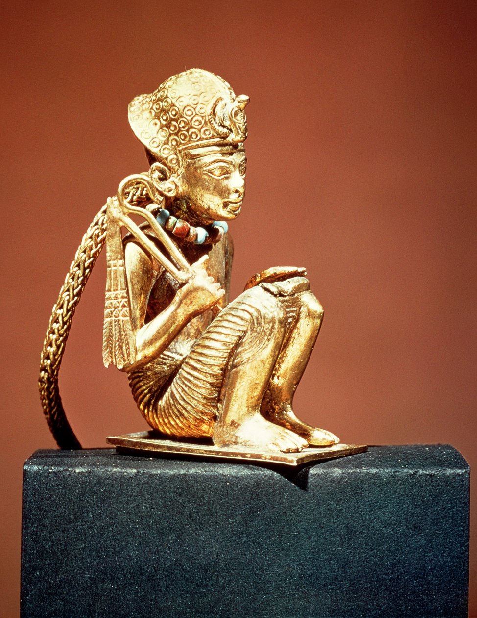 Riipus, joka edustaa Amenophis III:ta (1403-1365 eKr.) Tutankhamonin haudasta, Uudesta kuningaskunnasta (kulta) (katso myös 391019) tekijältä Egyptian 18th Dynasty