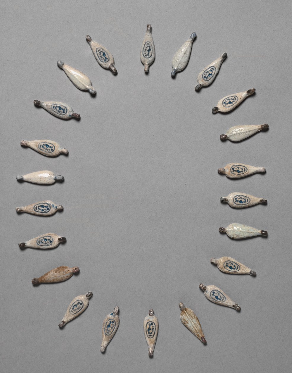 Terälehden muotoiset helmet, n. 1391-1353 eaa tekijältä Egyptian 18th Dynasty