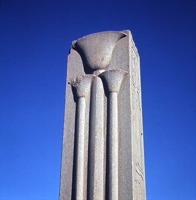 Tyylitellyillä lootuskasveilla koristeltu pilari Amunin suuresta temppelistä, Uudesta kuningaskunnasta (katso myös 59219) tekijältä Egyptian 18th Dynasty
