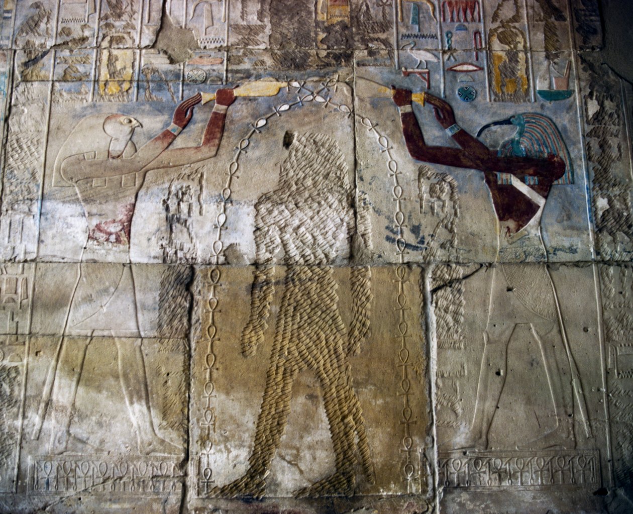Kuningatar Hatsepsut jumala Horuksen ja jumala Thotin välissä, maalattu reliefi, Hatsepsutin punaisen kappelin sali, Karnakin temppelikompleksi (Unescon maailmanperintöluettelo). tekijältä Egyptian 18th Dynasty
