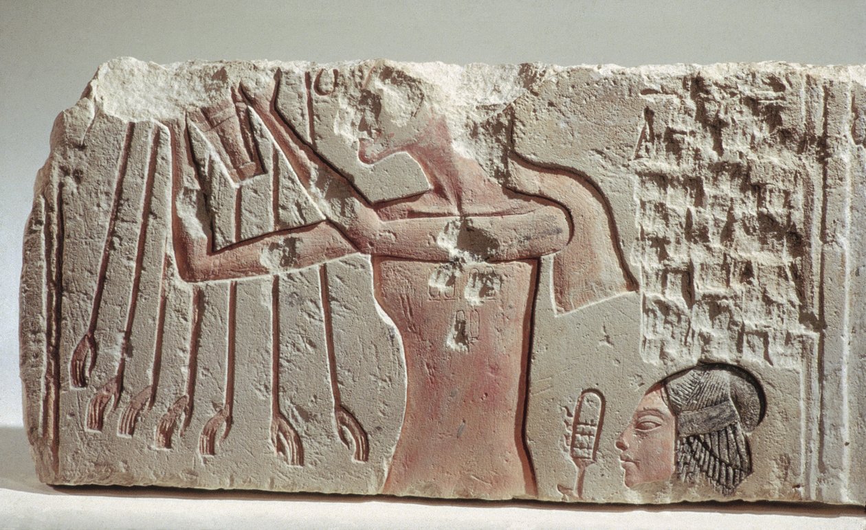 Reliefi, joka kuvaa Akenhatenia ja hänen tyttärensä uhria Atonille, Uusi kuningaskunta, noin 1352-1336 eKr. (kalkkikivi) tekijältä Egyptian 18th Dynasty