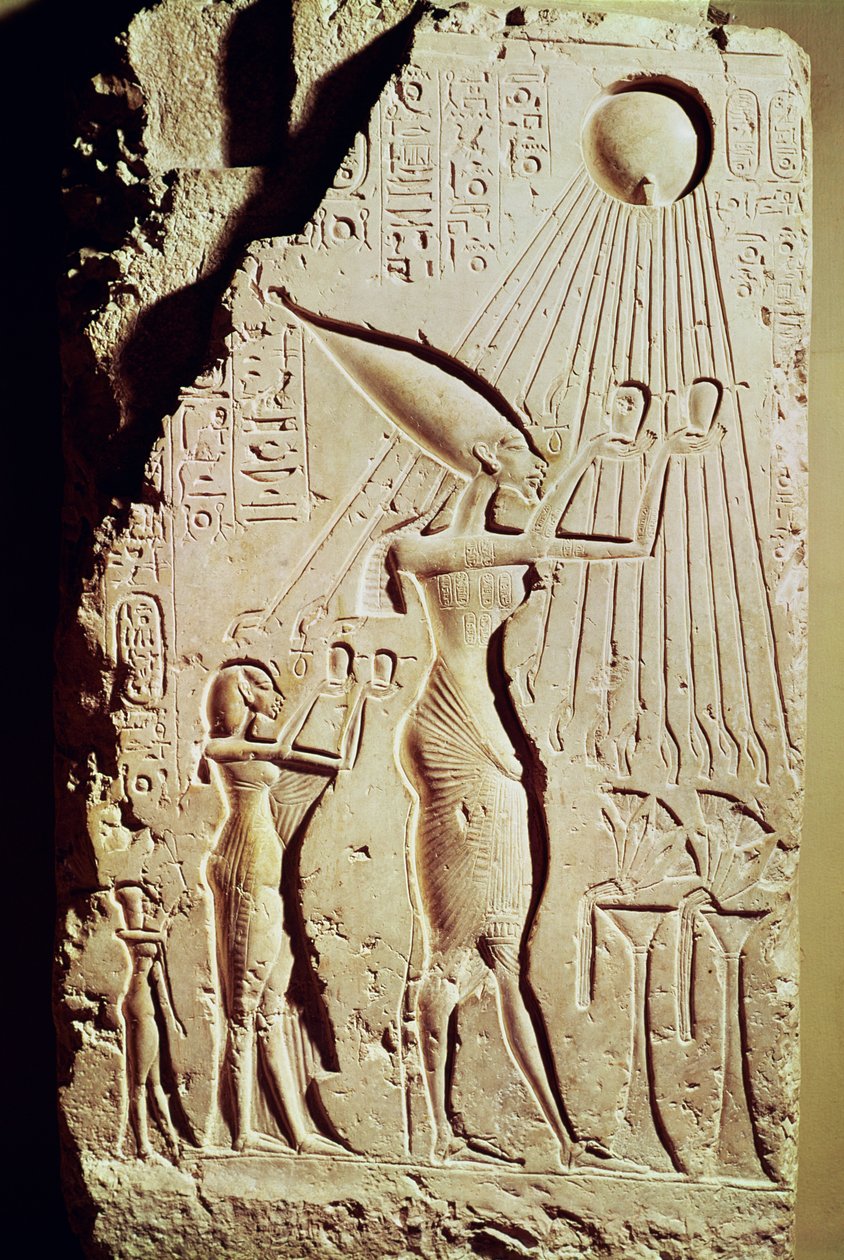 Reliefi, joka kuvaa Amenophis IV:tä (Akhenaten) (n. 1364-47 eKr.), Nefertitiä ja heidän tytärtään Meritatonia uhraamassa Atenille Tell El-Amarnan kuninkaallisesta palatsista (alabasteri) tekijältä Egyptian 18th Dynasty
