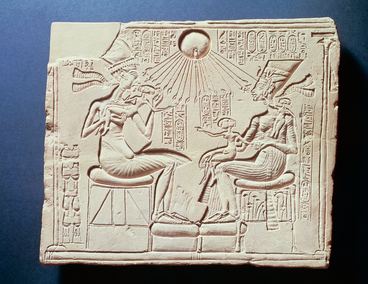 Reliefi, joka kuvaa kuningas Amenhotep IV:tä (Akhenaten), hänen vaimoaan Nefertitiä ja heidän lapsiaan auringonjumala Atonin säteiden alla, kohokuvio Tall al-Amarnahista, Uudesta kuningaskunnasta, dynastia XVIII tekijältä Egyptian 18th Dynasty