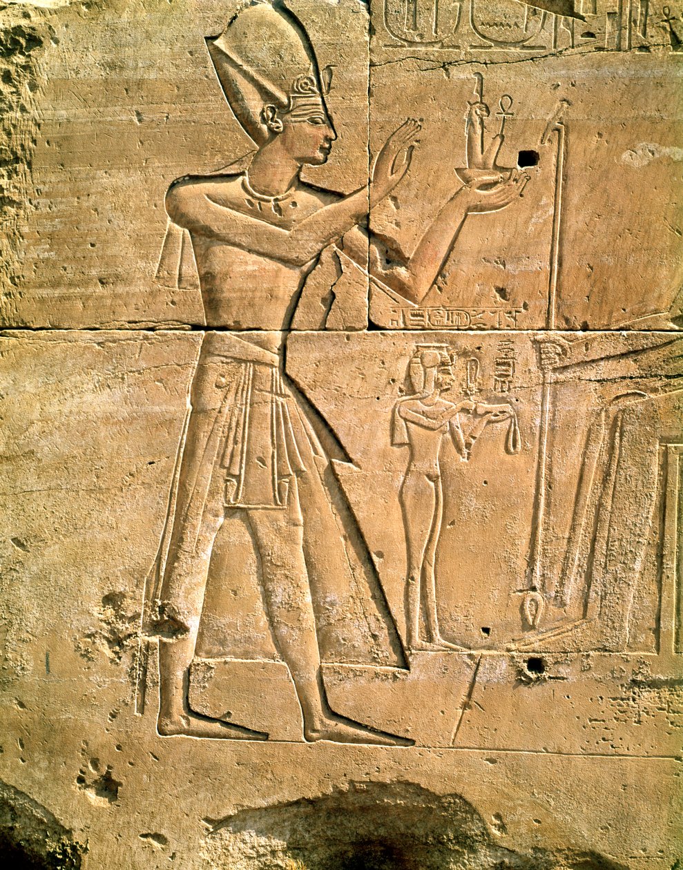 Reliefi, joka kuvaa Tuthmosis III:ta (n. 1479-1425 eKr.) uhraamassa istuva jumala, Uusi kuningaskunta tekijältä Egyptian 18th Dynasty