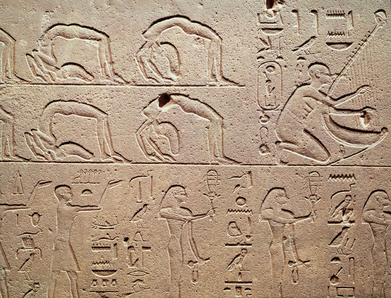 Akrobaatteja ja harpistia kuvaava reliefi Karnakista, Uudesta kuningaskunnasta tekijältä Egyptian 18th Dynasty