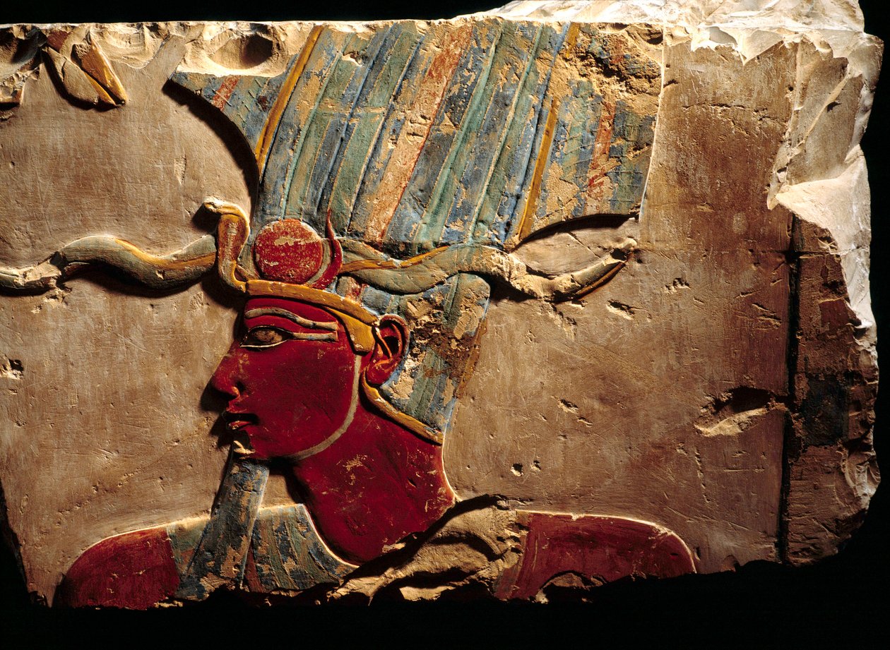 Reliefi, joka edustaa faraon Thutmosis (Tuthmosis tai Thutmus) III kruunun Atef tekijältä Egyptian 18th Dynasty