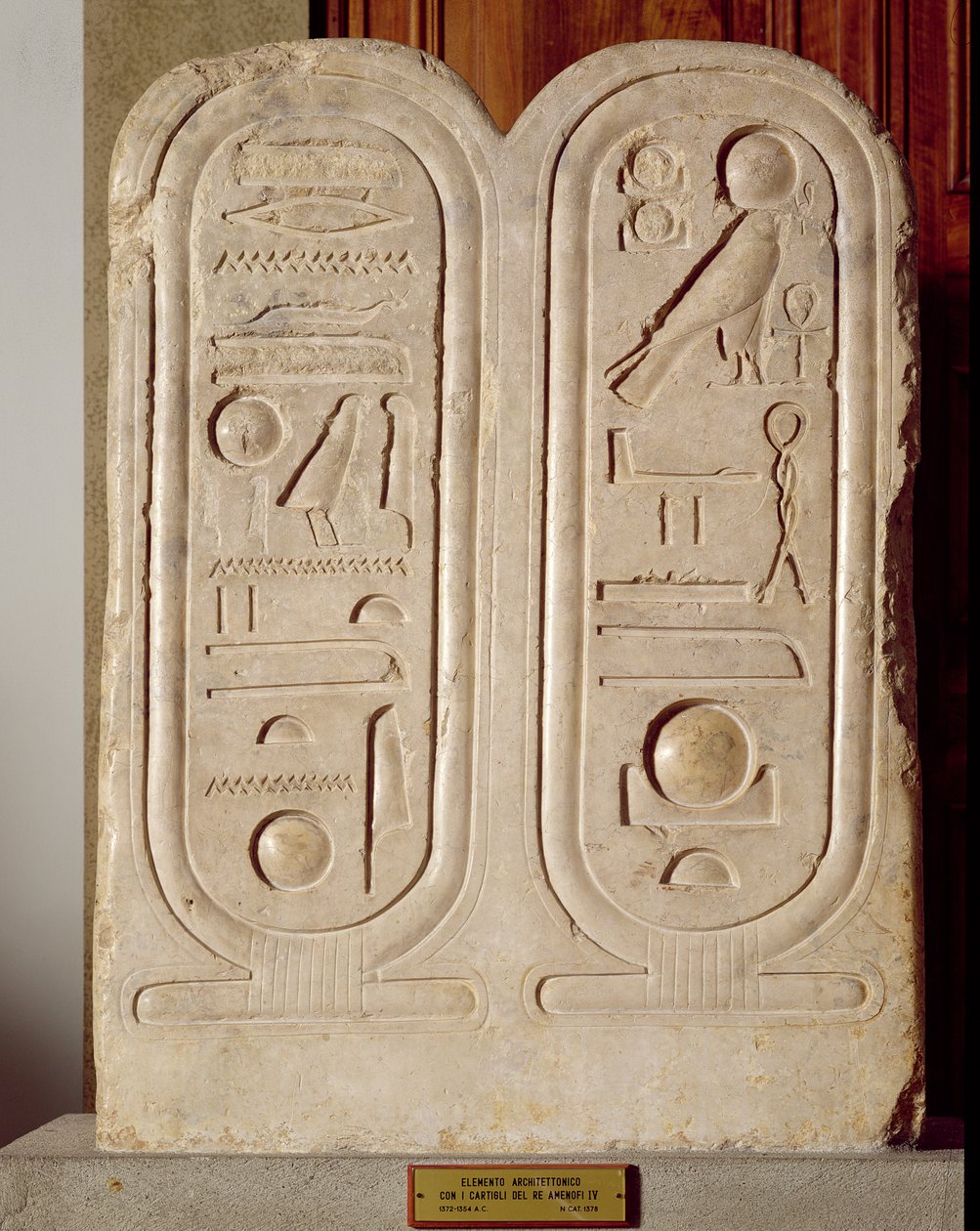Reliefi, jossa on Amenophis IV:n (1379-1362) uusi kuningaskunta, n. 1372-1354 eKr. (kalkkikivi) tekijältä Egyptian 18th Dynasty