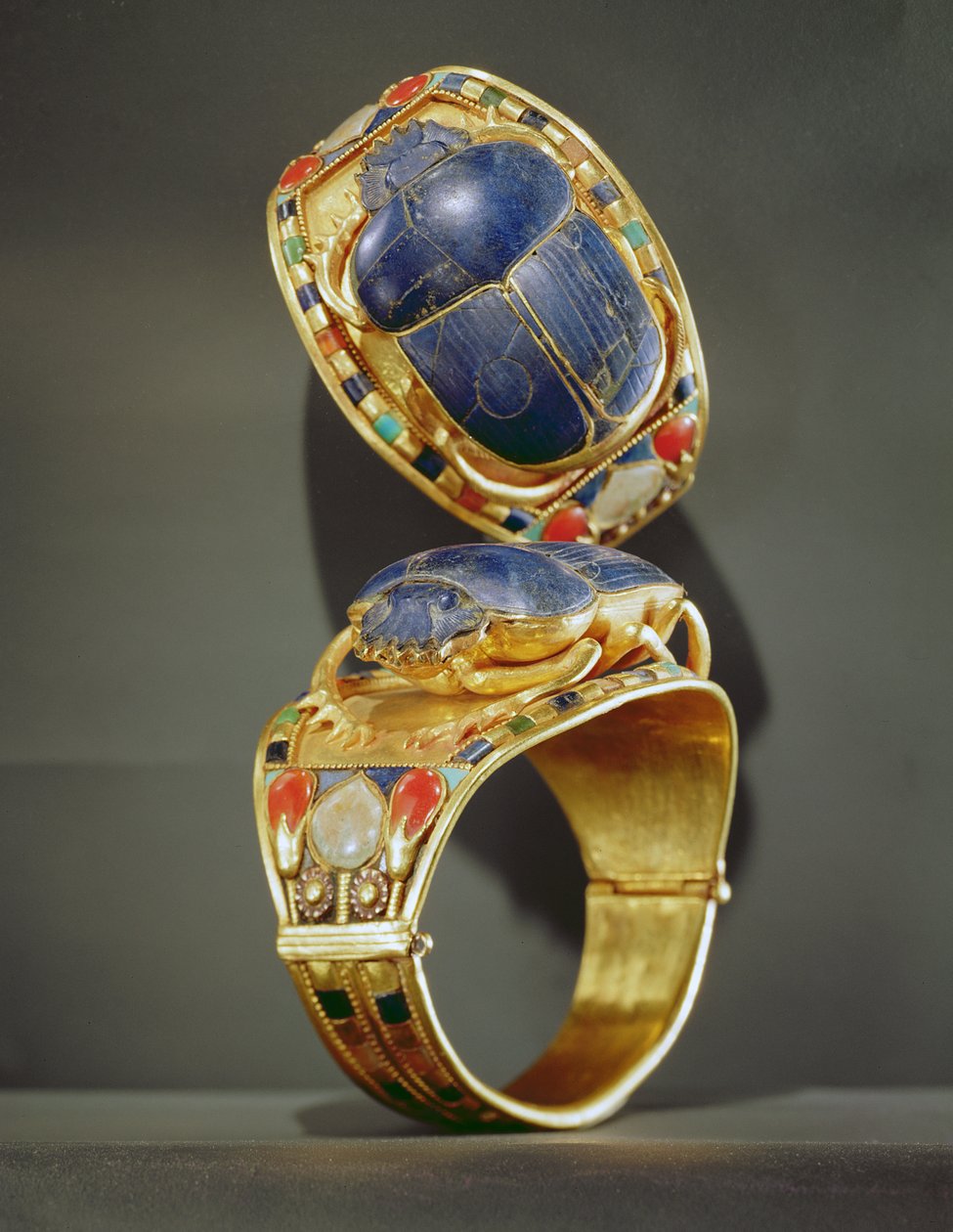 Skarabeus-rannekoru, Tutankhamonin haudasta, Uusi valtakunta (kulta ja lapislazuli). tekijältä Egyptian 18th Dynasty