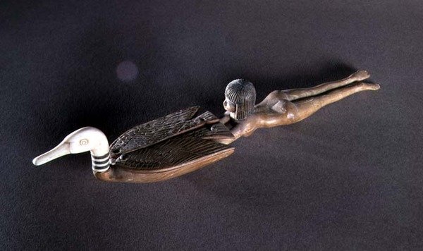 Lusikka, jossa on litteä uimarin muotoinen kahva, Uusi valtakunta, n. 1400 eaa. (puu ja norsunluu) (ks. myös 187051) tekijältä Egyptian 18th Dynasty