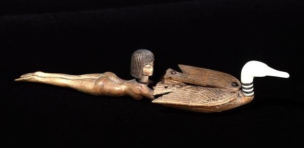 Uimarin muotoinen litistetyllä varrella varustettu lusikka, Uusi kuningaskunta, n. 1400 eKr. (puu ja norsunluu) (katso myös 110870) tekijältä Egyptian 18th Dynasty