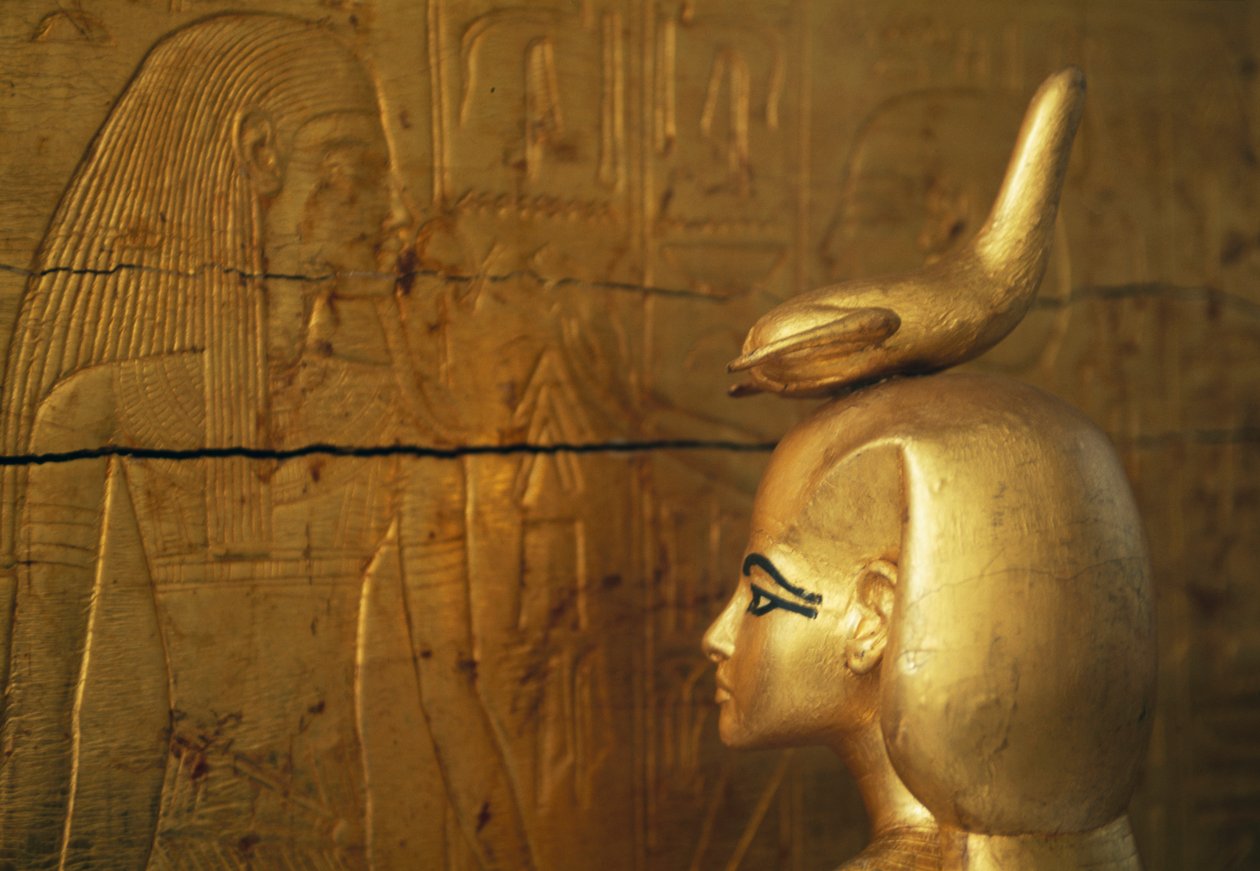 Selkiksen tai Serketin patsas, joka suojelee kanoppipurkkien arkkua, Tutankhamonin aarrekammio. tekijältä Egyptian 18th Dynasty