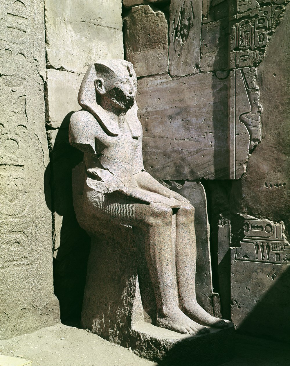 Tuthmosis III:n patsas (n. 1490-39 eKr.) Uusi kuningaskunta (graniitti) tekijältä Egyptian 18th Dynasty