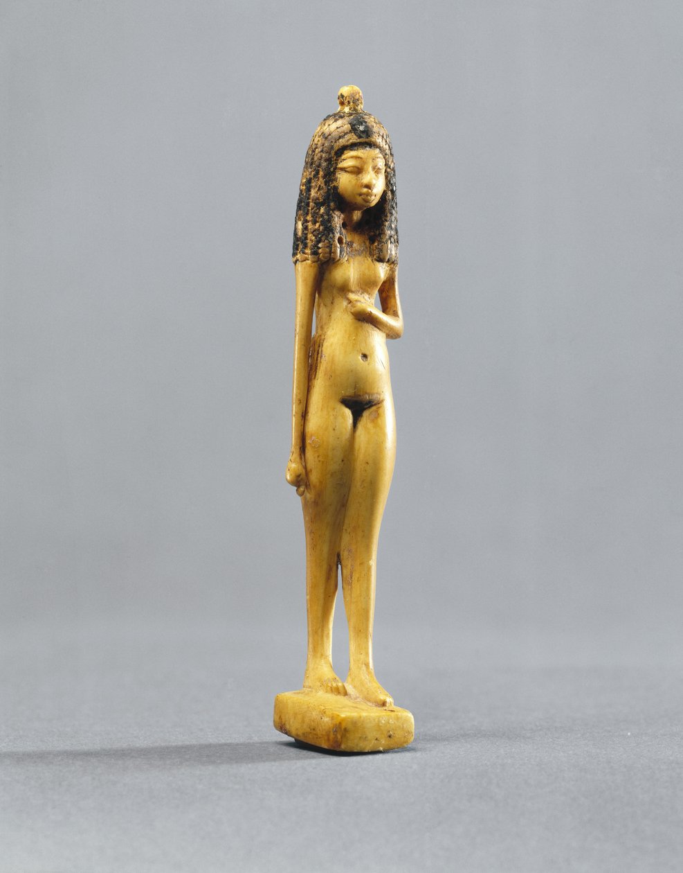 Alaston tytön patsas, Uusi kuningaskunta, n. 1390-1353 eKr. (maalattu norsunluuksi) tekijältä Egyptian 18th Dynasty