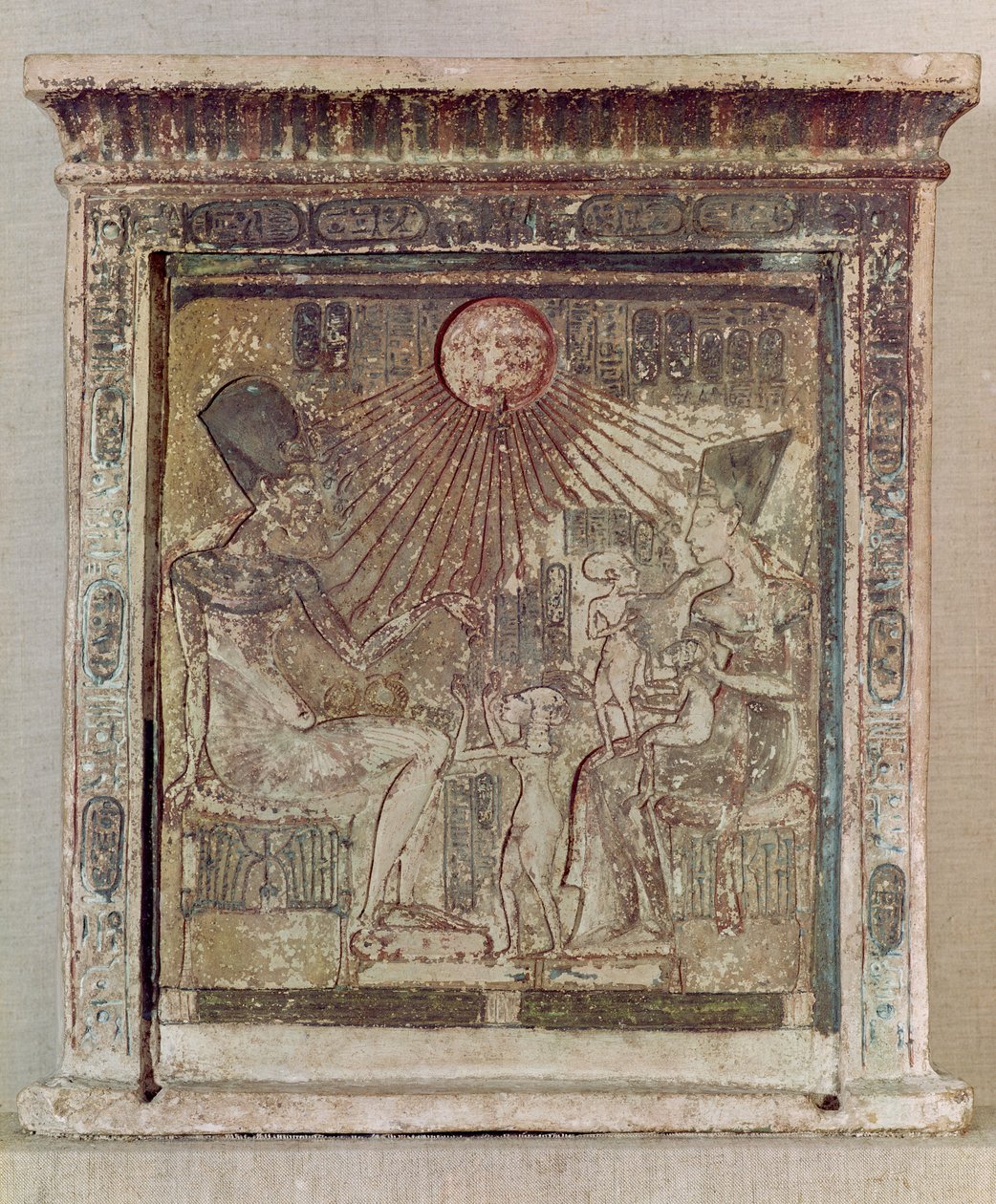 Stela kuvaa Atenia antamassa elämää ja vaurautta Amenophis IV:lle (Akhenaten) (n. 1352-1336 eKr.), hänen vaimolleen Nefertitille ja kolmelle heidän tyttäreistään Tell el-Amarnasta, Uudesta kuningaskunnasta, noin 1353-1337 eKr. tekijältä Egyptian 18th Dynasty