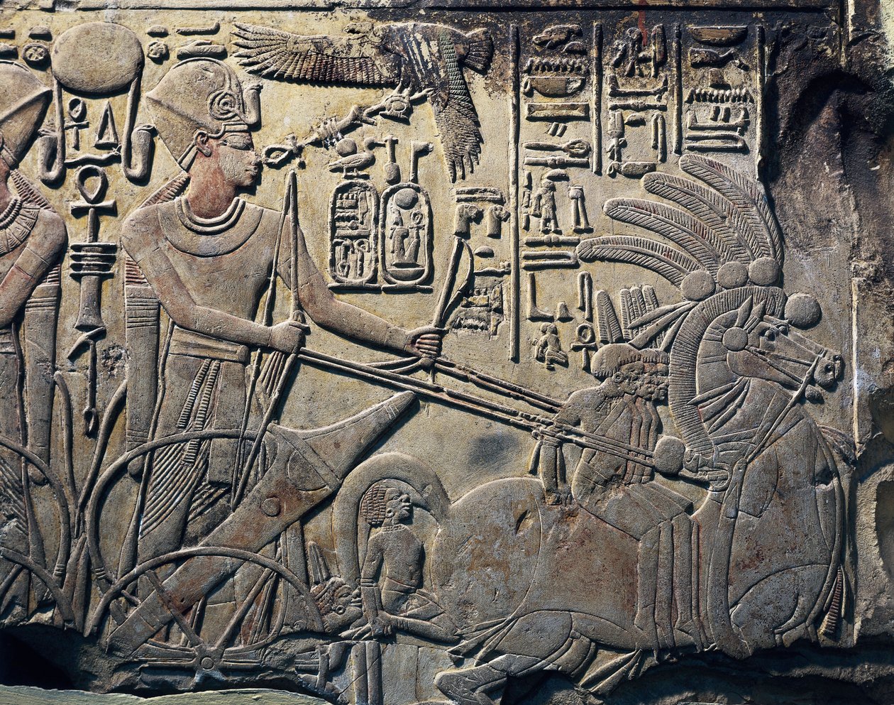 Amenhotep III:n patsas, jossa faarao ajaa vaunuja. 1391-1353 eaa. Kiviveistos. Kairo, Egyptin museo, Kairo. Qina, Dayr al-Bahri. Thebaan. tekijältä Egyptian 18th Dynasty