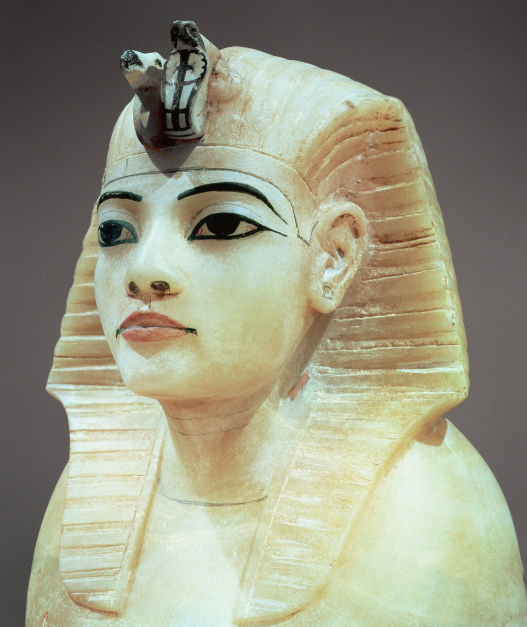 Tulppa yhdestä katosuurnasta, Tutankhamonin (n. 1370-52 eKr.) New Kingdom -haudasta (alabasteri) (katso myös 391018) tekijältä Egyptian 18th Dynasty