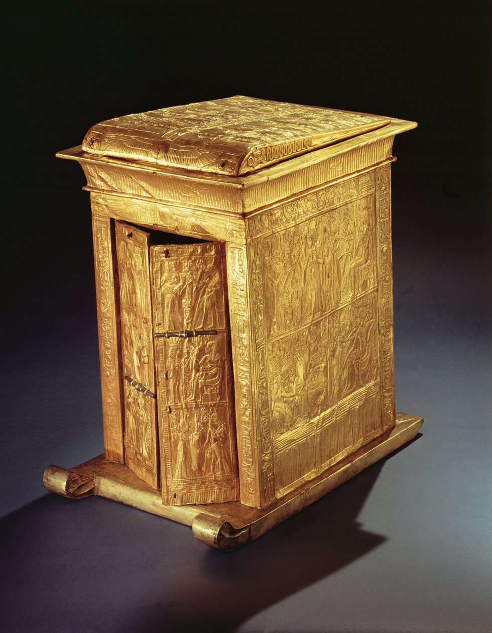 Tutankhamonin kultainen pyhäkkö (n. 1370-1352 eKr.) Uusi kuningaskunta (puu, joka on päällystetty kullalla päällystetyllä gessolla) (katso myös 227986) tekijältä Egyptian 18th Dynasty