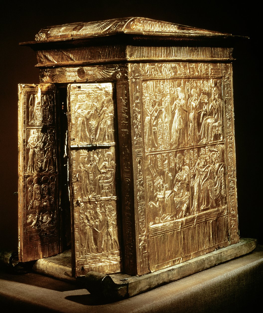 Tutankhamonin kultainen pyhäkkö (n. 1370-52 eKr.) Uusi kuningaskunta (puu, joka on päällystetty kullalla päällystetyllä gessolla) tekijältä Egyptian 18th Dynasty
