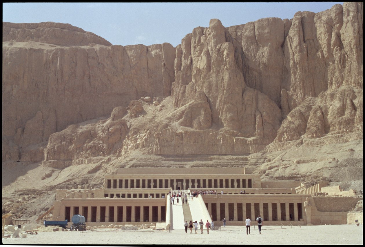 Kuningatar Hatshepsutin ruumistemppeli (n. 1503-1482 eKr.) Uusi kuningaskunta tekijältä Egyptian 18th Dynasty