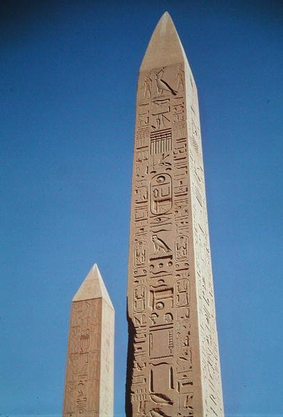 Tuthmosis I:n (1504-1492 eKr.) ja Hatshepsutin (1473-1458 eKr.) obeliskit Amunin suuressa temppelissä, Uudessa kuningaskunnassa tekijältä Egyptian 18th Dynasty