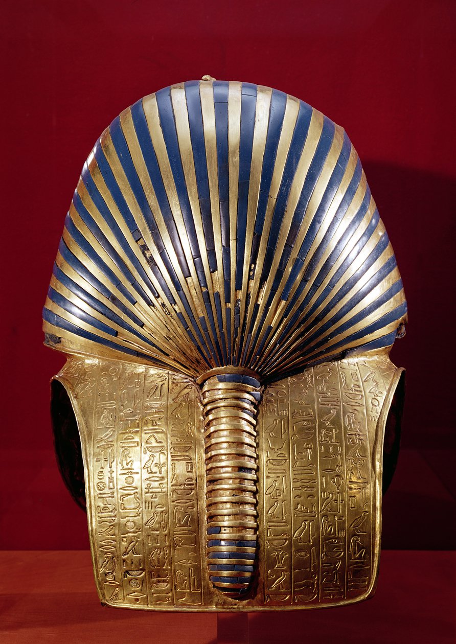 Kultaisen naamion takaosa, Tutankhamonin aarre (n. 1370-1352 eKr.) Uusi kuningaskunta, n. 1340 eKr. (puolijalokiveillä upotettu kulta) tekijältä Egyptian 18th Dynasty