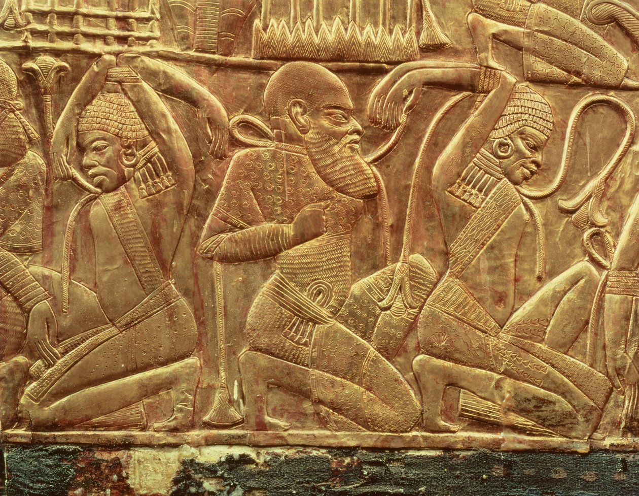 Egyptin viholliset voitettu ja orjuutettu, yksityiskohta yhden Tutankhamonin (n.1370-52 eKr.) haudasta löydetyn valtion vaunun sisäpuolelta, Uusi valtakunta, n.1340 eKr. (kullalla päällystetty stukattu puu). tekijältä Egyptian 18th Dynasty