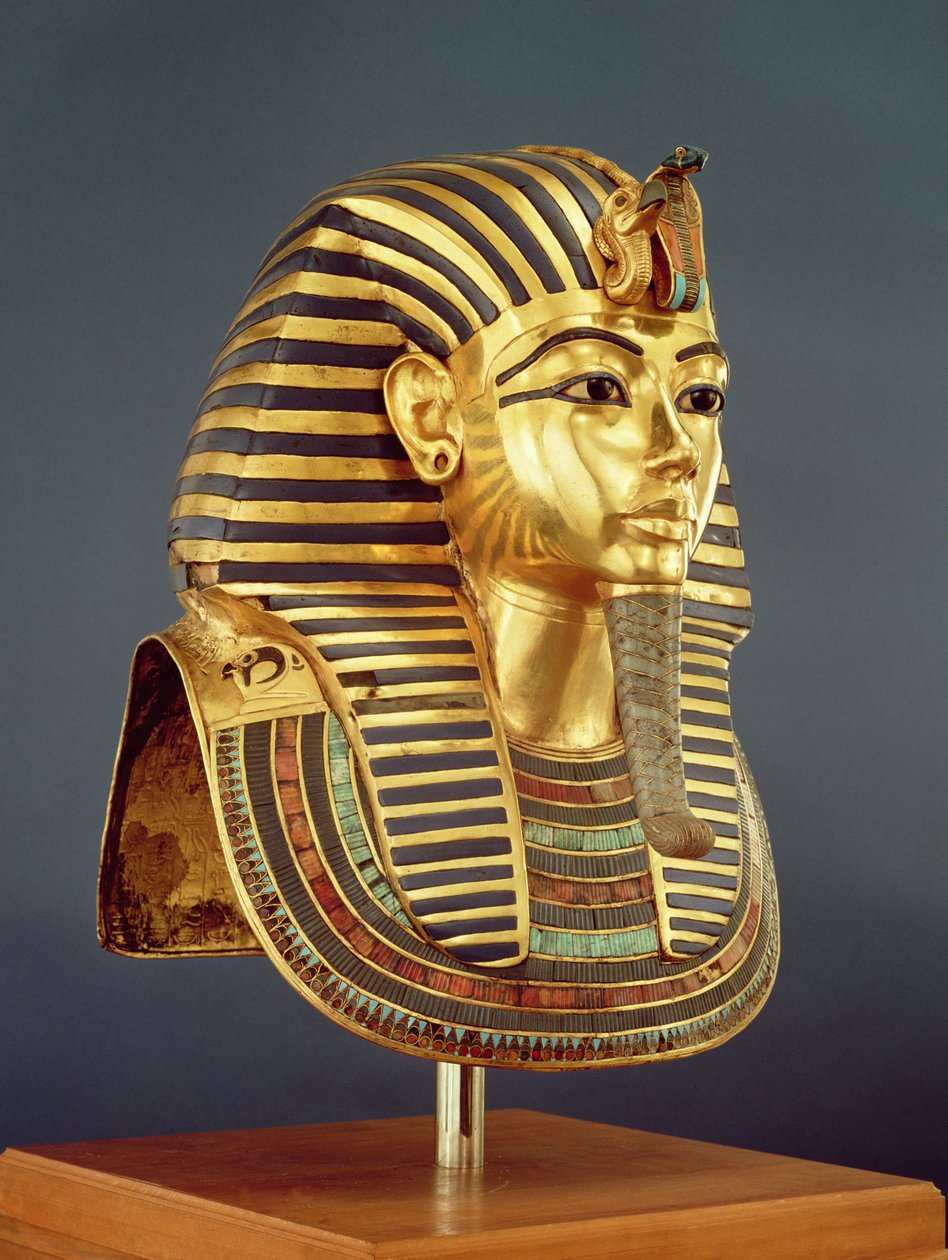 Tutankhamonin (n. 1370-1352 eKr.) hautausnaamio, Uusi kuningaskunta, n. 1336-1327 eKr. (puolijalokiveillä upotettu kulta) (katso myös 228800) tekijältä Egyptian 18th Dynasty