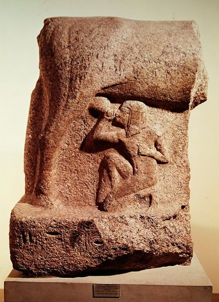 Jumalatar Hathor, joka imee faarao Horemhebia, Uusi kuningaskunta, n. 1344-1314 eKr. (punainen graniitti) tekijältä Egyptian 18th Dynasty