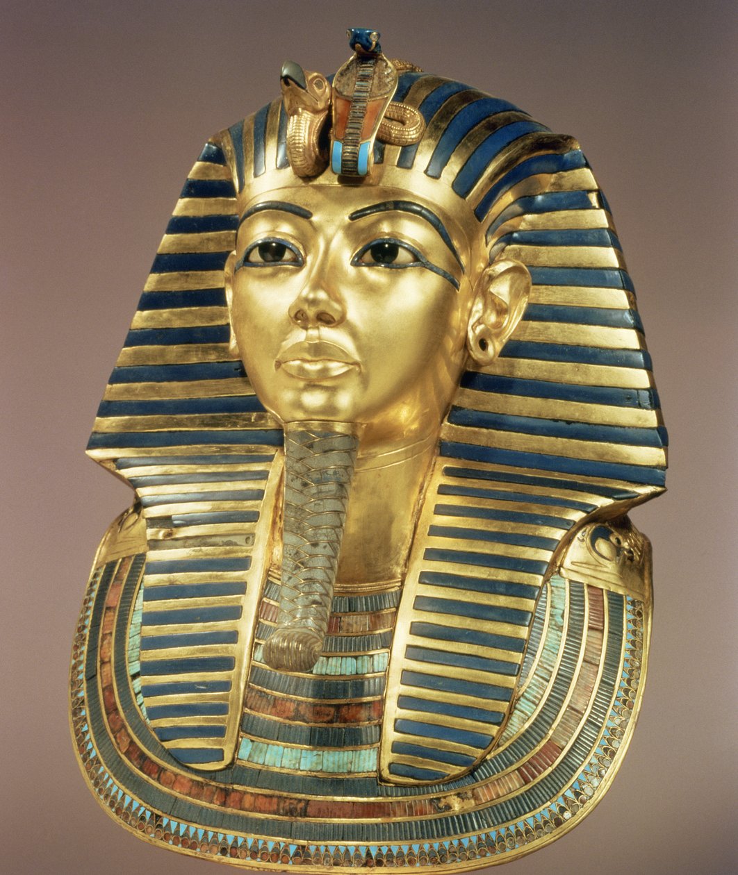 Kultainen hautausnaamio, Tutankhamonin (n. 1370-52 eKr.) New Kingdom -haudasta (kultaa puolijalokivillä ja lasitahnalla) (katso myös 3981) tekijältä Egyptian 18th Dynasty