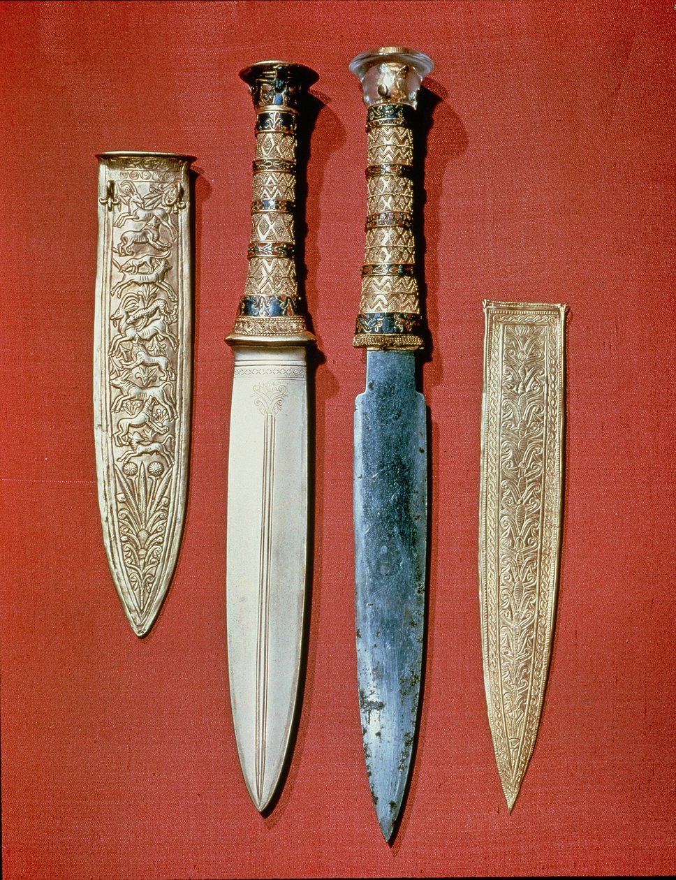 Kuninkaat kaksi tikaria, Tutankhamonin haudasta (n. 1370-52 eKr.) Uusi kuningaskunta (kulta ja rauta) tekijältä Egyptian 18th Dynasty