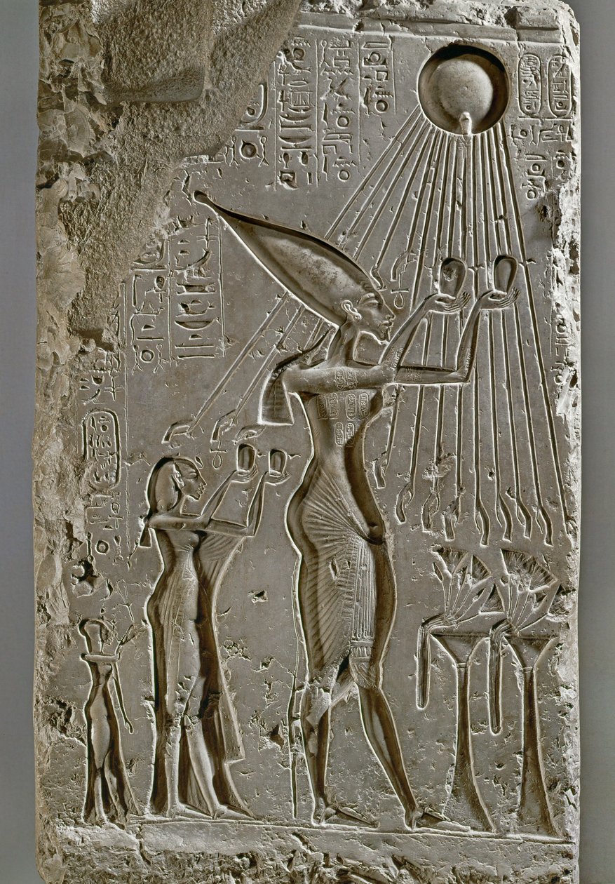 Amenofis IV Akhnatonin kuninkaallinen perhe uhraa Atonille. tekijältä Egyptian 18th Dynasty