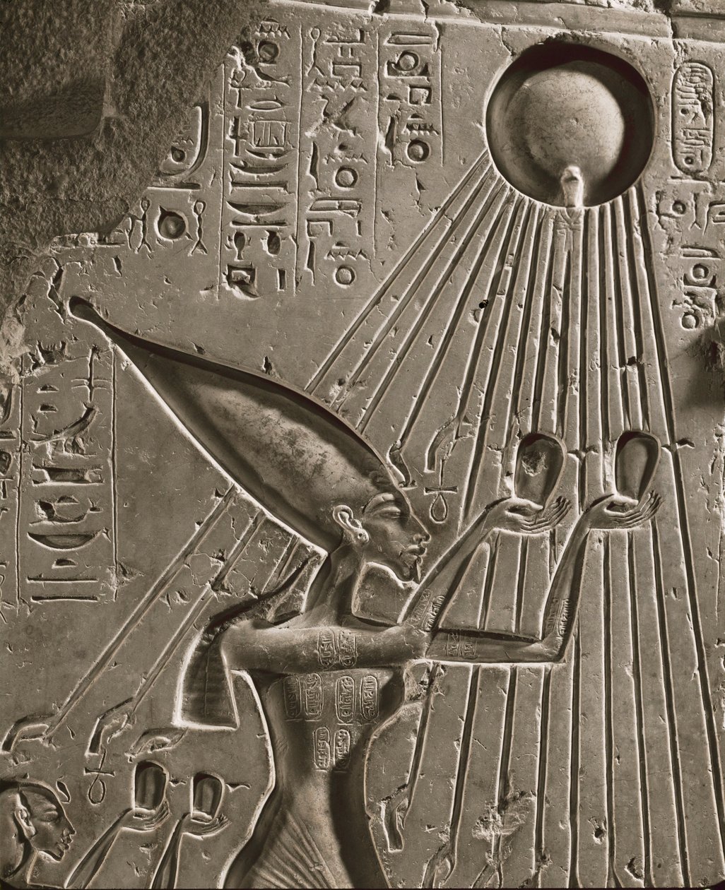 Amenofis IV Akhnatonin kuninkaallinen perhe uhraa Atonille, sungodille (reliefi). tekijältä Egyptian 18th Dynasty