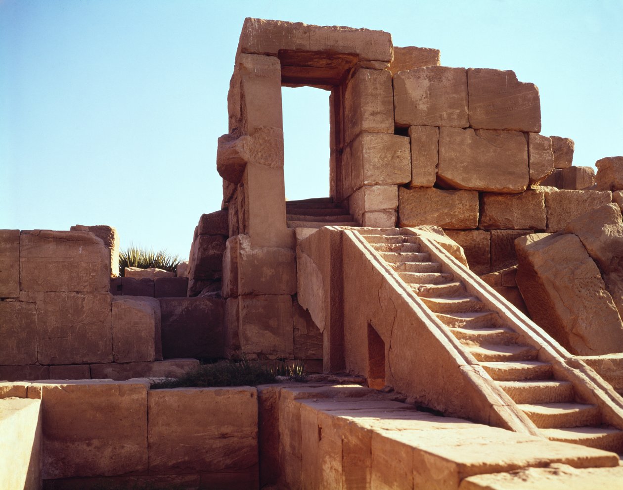 Portaat, jotka johtavat Tuthmosis III:n (n. 1490-1439 eKr.) juhlasaliin Amunin suuressa temppelissä, Uudessa kuningaskunnassa tekijältä Egyptian 18th Dynasty