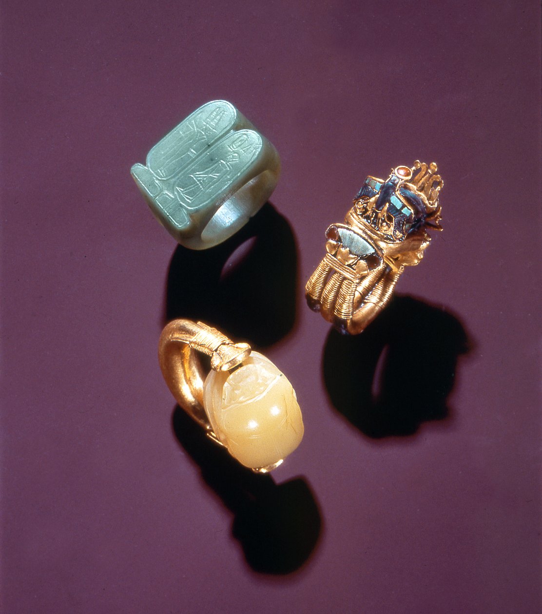 Kolme sormusta, Tutankhamonin haudasta (n. 1370-1352 eKr.) Uusi kuningaskunta (kulta) tekijältä Egyptian 18th Dynasty