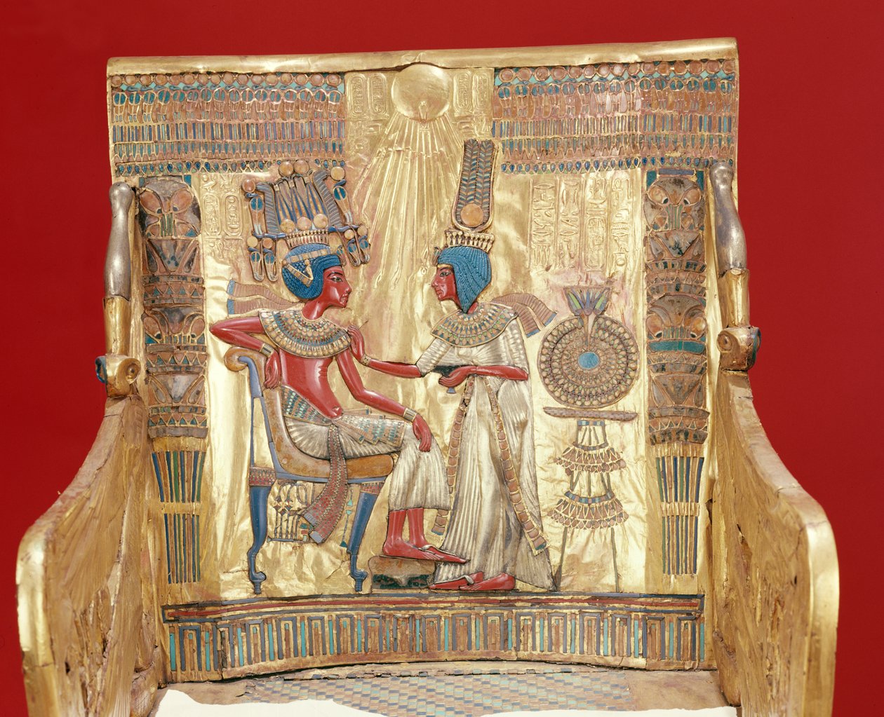 Valtaistuin, Tutankhamonin haudalta (n. 1370-1352 eKr.) Uusi kuningaskunta (kulta) tekijältä Egyptian 18th Dynasty