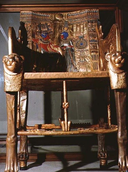 Tutankhamonin valtaistuin, jossa kuningas istuu ja kuningatar tarjoaa hänelle maljakon, Tutankhamonin haudasta Kuninkaiden laaksossa Thebassa, n. 1361-52 eKr. (kullattu puu) tekijältä Egyptian 18th Dynasty