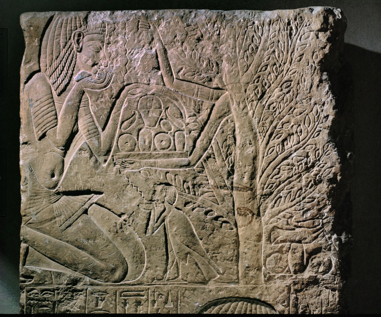 Puujumalatar tarjoaa ruokaa ja juomaa (helpotus) tekijältä Egyptian 18th Dynasty