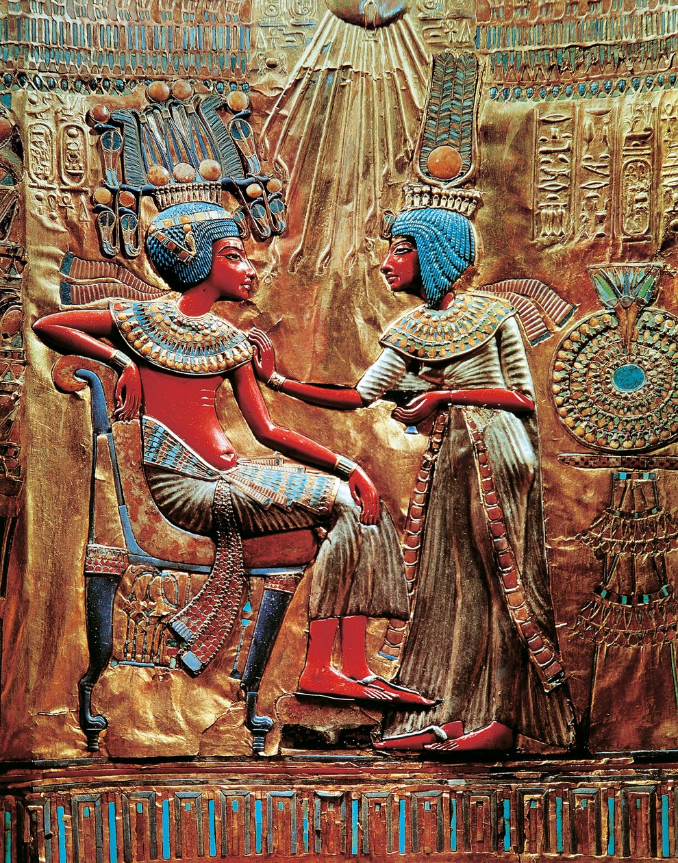 Tutankhamon ja hänen vaimonsa Ankhesenamon, jota aurinkokiekko suojelee valtaistuimella, lähteestä Treasure of Tutankhamon tekijältä Egyptian 18th Dynasty