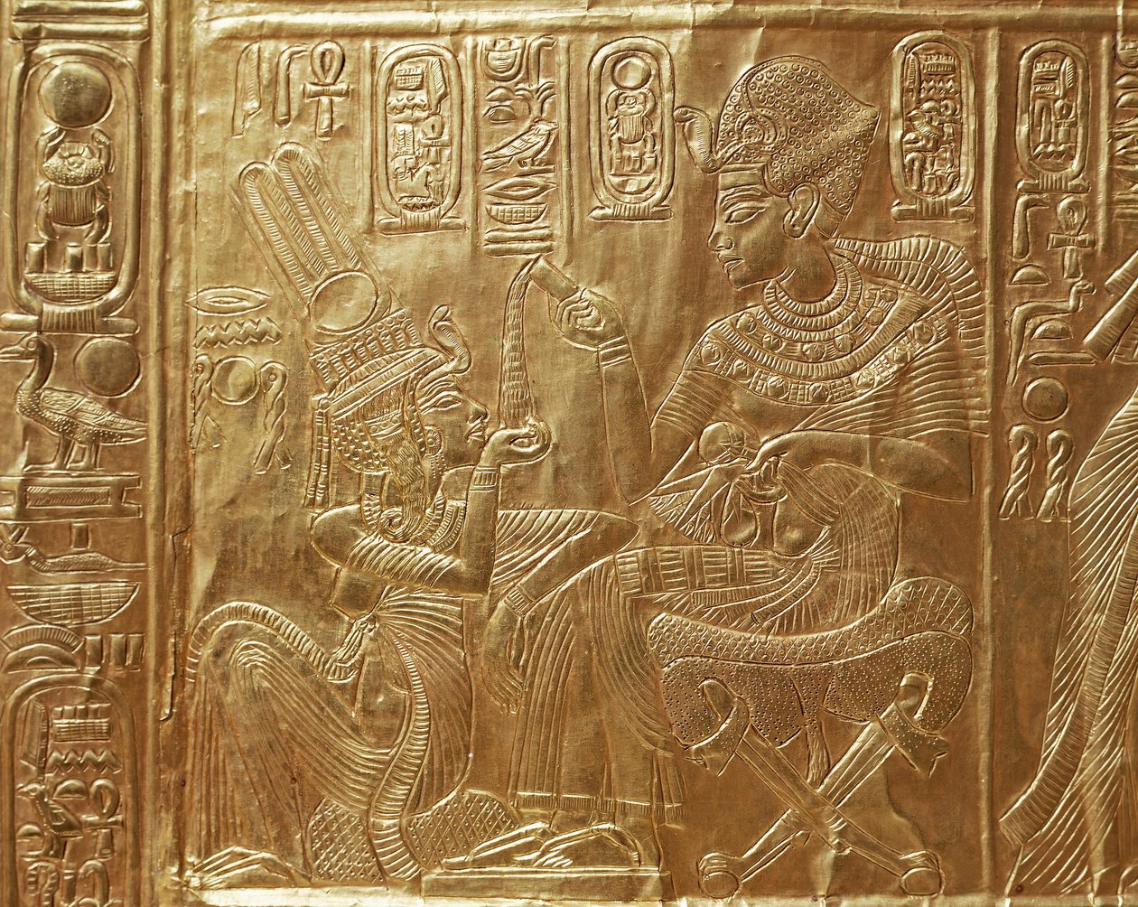 Tutankhamon ja hänen vaimonsa, yksityiskohta rituaaliarkusta tekijältä Egyptian 18th Dynasty