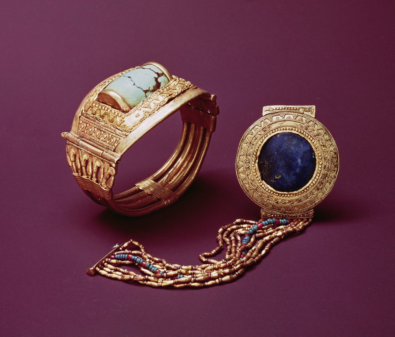 Kaksi rannerengasta, Tutankhamonin haudasta (n. 1370-1352 eKr.) Uusi kuningaskunta (kulta) tekijältä Egyptian 18th Dynasty
