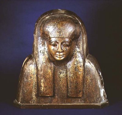 Thebasta peräisin olevan arkun kannen yläosa tekijältä Egyptian 18th Dynasty
