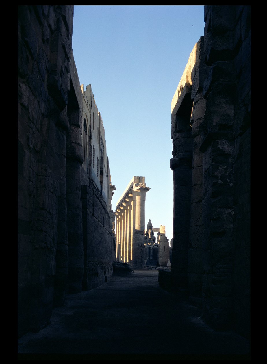 Näkymä Ramses II:n hovista Amenophis III:n pylväikkölle (1403-1365 eKr.) Uusi kuningaskunta tekijältä Egyptian 18th Dynasty