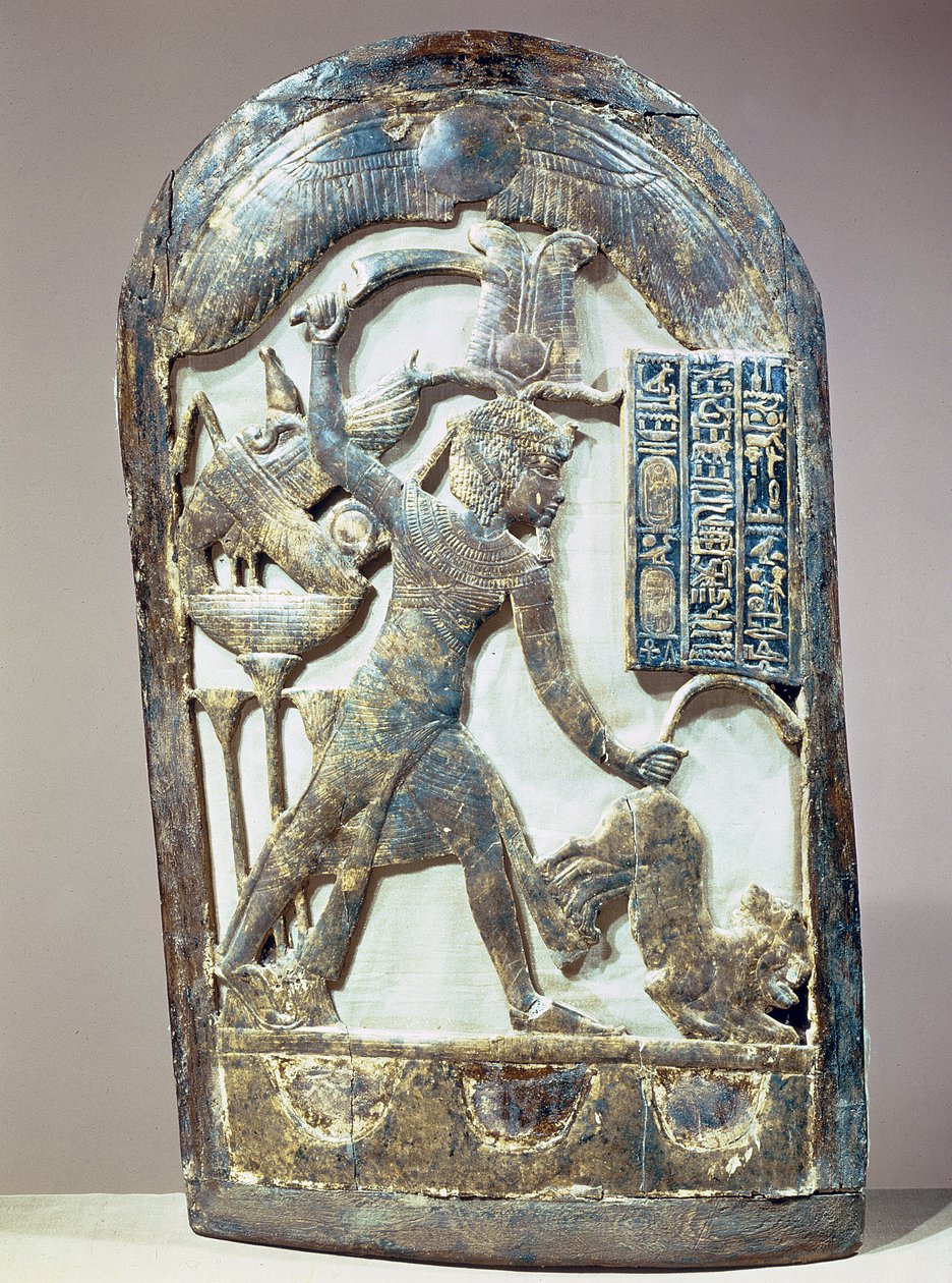Votiivikilpi, joka kuvaa kuningasta surmaamassa leijonaa, Tutankhamonin (n. 1370–52 eKr.) haudasta (uusi kuningaskunta) (viilretty ja kullattu puu) tekijältä Egyptian 18th Dynasty