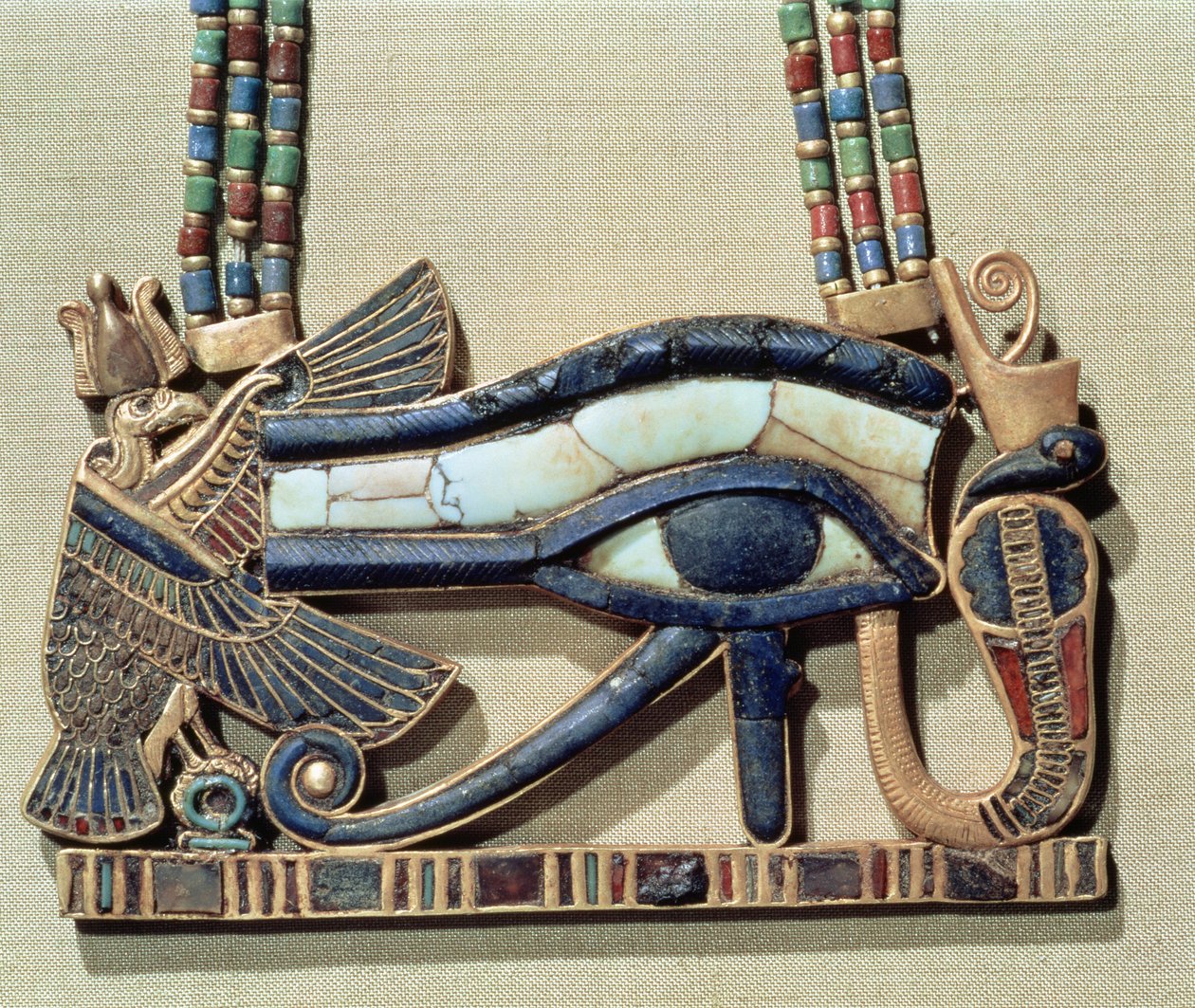 Wedjet eye pectoral, Tutankhamonin haudasta (n. 1370-52 eKr.) New Kingdom (kultainen cloisonne lasitahnalla) (katso myös 228564) tekijältä Egyptian 18th Dynasty